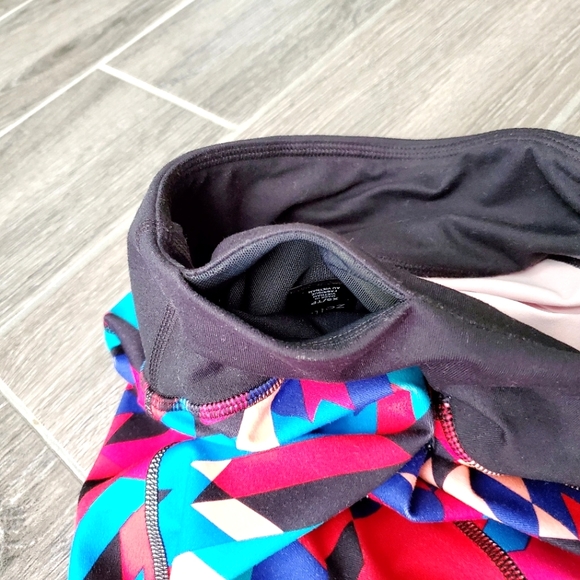 Zella Red, Blue & Black Geo Print Athletic Active Workout Capris - Sz XS - Picture 6 of 14